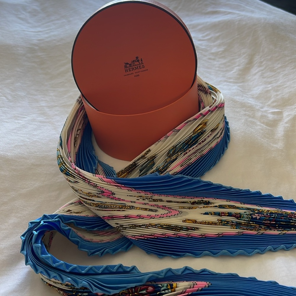 Authentic Hermes pleated Carre scarf with box - Picture 4 of 4